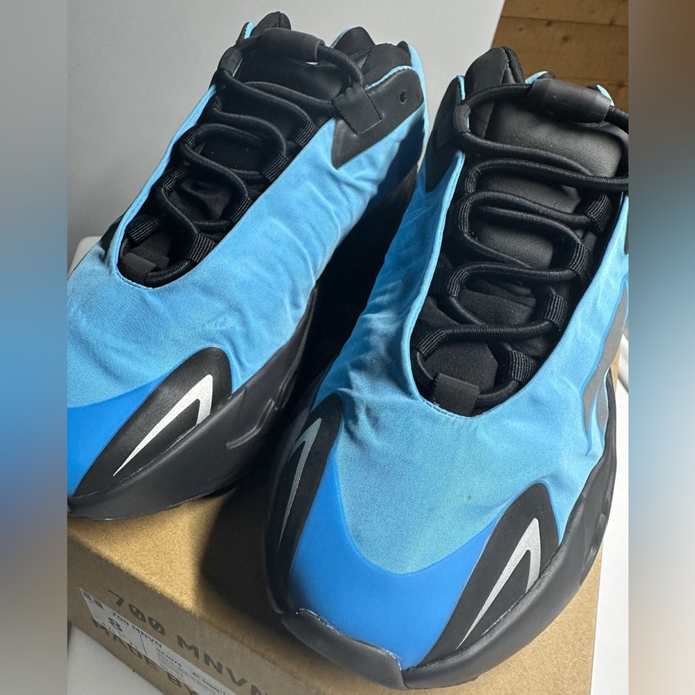 Yeezy Boost 700 MNVN 'Bright Cyan' size US 8